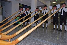 Bild der symbadischen Alphornbläser vom Kaiserstuhl bei der 5 Jahresfeier vom Eichbergturm