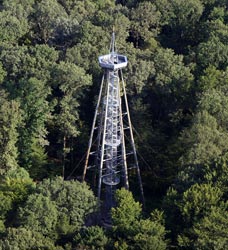 Der Eichbergturm aus der Luft gesehen